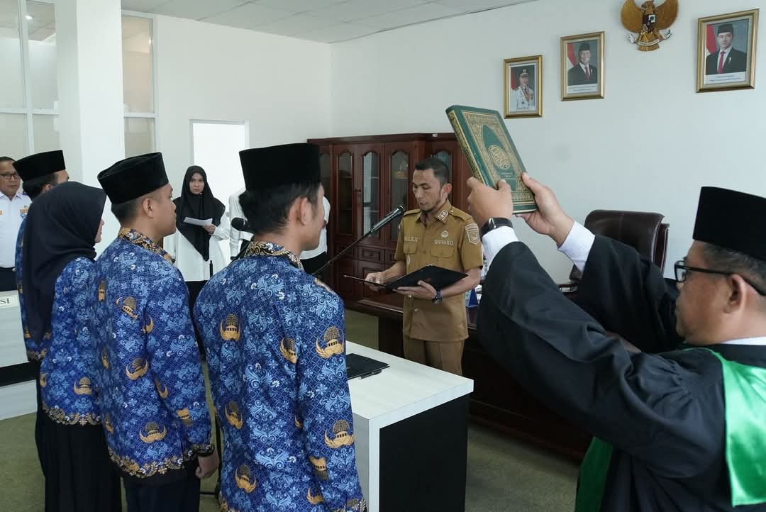 Suasana pelantikan oleh Wawako Allex Saputra.